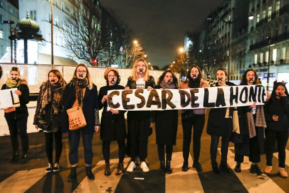 Manifestation contre la nomination de Roman Polanski avant la 45ème cérémonie des César à Paris, le 28 février 2020. © Gwendoline Le Goff / Panoramic / Bestimage