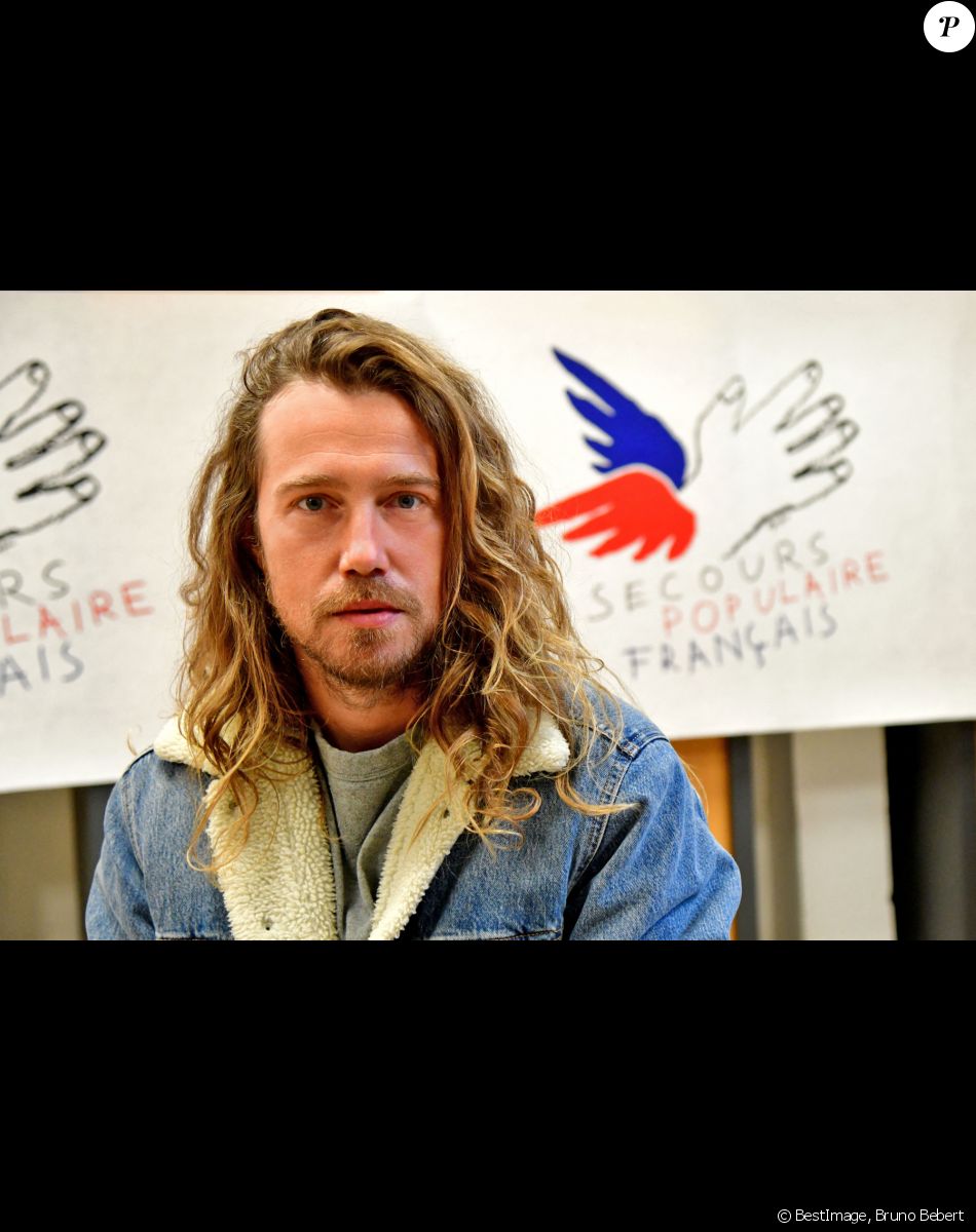 Julien Doré, après avoir lancé une tombola au profit des sinistrés de la tempête Alex qui a frappé les Alpes-Maritimes, fait un point presse au siège du Secours Populaire 06 à Nice le 23 novembre 2020. © Bruno Bebert / Bestimage