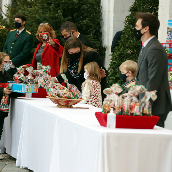 Camille Gottlieb, La princesse Stéphanie de Monaco, Louis Ducruet entourent la princesse Gabriella et le prince Jacques de Monaco - Arbre de Noël du palais princier pour les enfants monégasques au palais princier en présence du prince Jacques et de la princesse Gabriella de Monaco, la princesse Stéphanie et de ses enfants Louis Ducruet et Camille Gottlieb, le 15 décembre 2021.