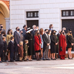 Andrea Casiraghi avec sa femme Tatiana Santo Domingo et leurs enfants, Sacha et India, Charlotte Casiraghi et son fils Raphaël Elmaleh, Pierre Casiraghi avec sa femme, Beatrice Borromeo et leurs enfants Francesco et Stephano, la princesse Alexandra de Hanovre, Louis Ducruet, sa femme Marie, Pauline Ducruet, Camille Gottlieb et Gareth Wittstock - La famille princière de Monaco lors de le prise d'Armes, remise d'insignes et défilé militaire sur la place du Palais lors de la fête nationale de Monaco, le 19 novembre 2021. © Jean-Charles Vinaj/Pool Monaco/Bestimage