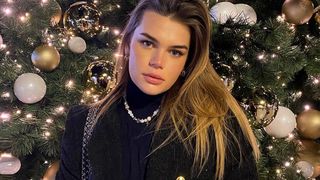Camille Gottlieb : Bouche rouge charnue et petite robe à pompons, elle joue les mères Noël sexy