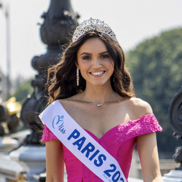 Shooting photo de Diane Leyre Miss Île-de-France 2021 et Miss Paris 2021, à Paris, France, le 21 juillet 2021. Robe longue Christophe Guillarmé en faille de soie fuchsia, appliquée de dentelle ton sur ton à l'encolure bateau et fente à la jambe, maquillage et coiffure Elysées Marbeuf. © Edward Tur via Bestimage