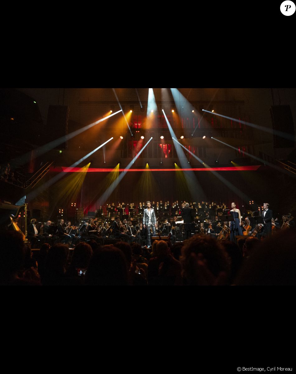 Exclusif - Mika Symphonique, accompagné de Ida Falk Winland et Max Taylor, en concert à la Philharmonie de Paris avec l'Orchestre National d'Ile-de-France. Le 24 octobre 2021. L'enregistrement du concert sera diffusé le 22 décembre sur Culture Box puis sur France 5 © Cyril Moreau / Bestimage
