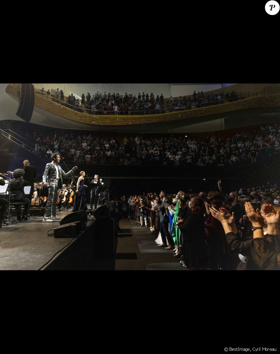 Exclusif - Mika Symphonique, accompagné de Ida Falk Winland et Max Taylor, en concert à la Philharmonie de Paris avec l'Orchestre National d'Ile-de-France. Le 24 octobre 2021. L'enregistrement du concert sera diffusé le 22 décembre sur Culture Box puis sur France 5 © Cyril Moreau / Bestimage
