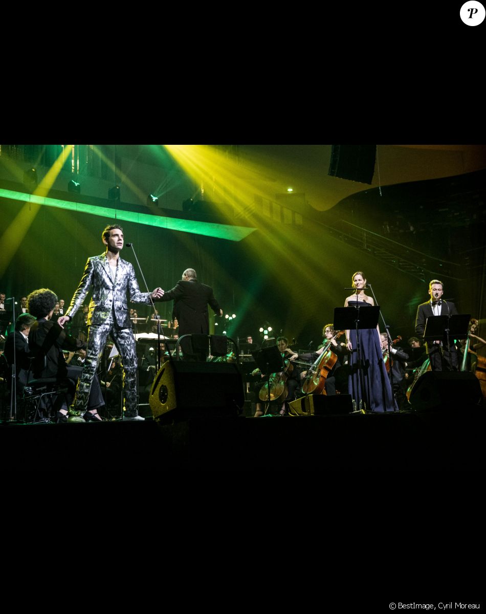 Exclusif - Mika Symphonique, accompagné de Ida Falk Winland et Max Taylor, en concert à la Philharmonie de Paris avec l'Orchestre National d'Ile-de-France. Le 23 octobre 2021. L'enregistrement du concert sera diffusé le 22 décembre sur Culture Box puis sur France 5 © Cyril Moreau / Bestimage