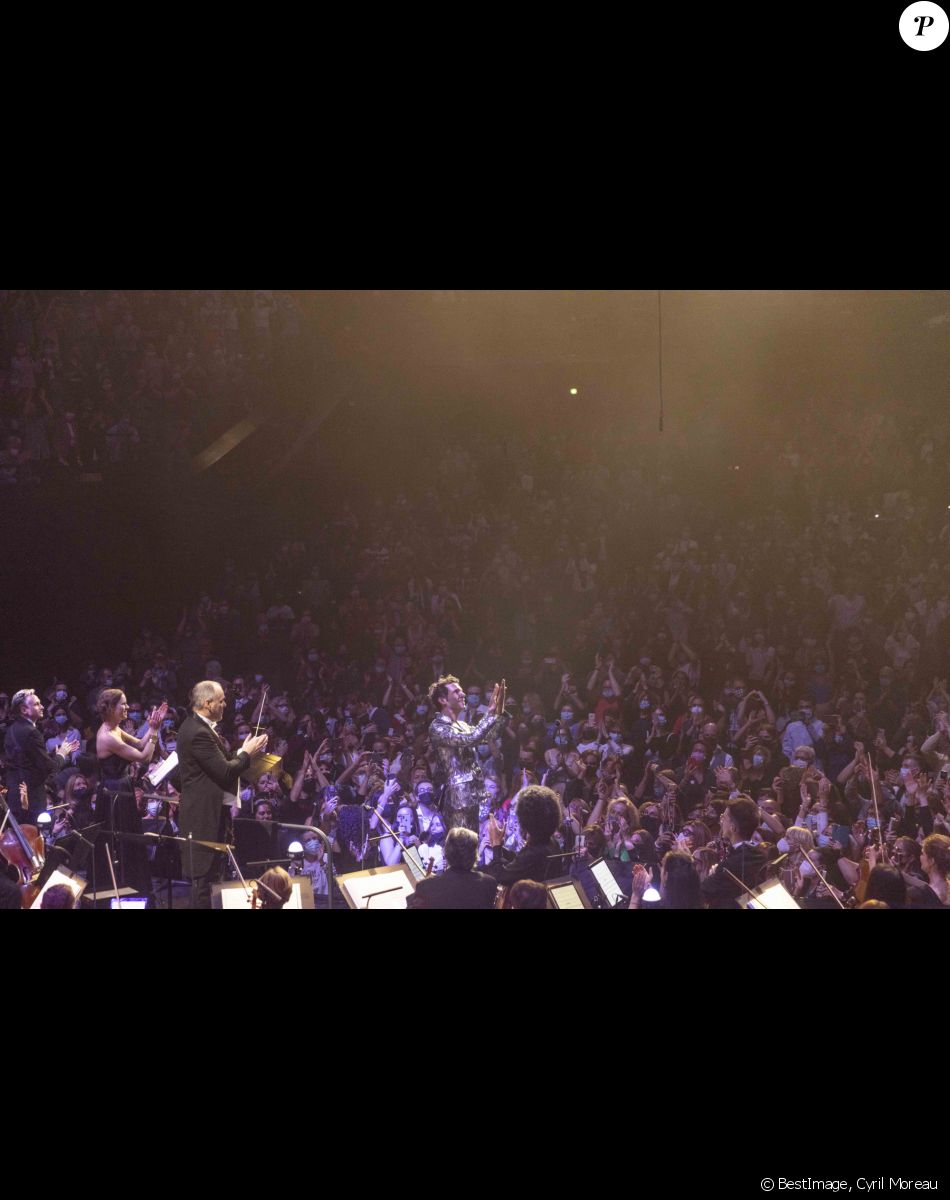 Exclusif - Mika Symphonique, accompagné de Ida Falk Winland et Max Taylor, en concert à la Philharmonie de Paris avec l'Orchestre National d'Ile-de-France. Le 24 octobre 2021. L'enregistrement du concert sera diffusé le 22 décembre sur Culture Box puis sur France 5 © Cyril Moreau / Bestimage