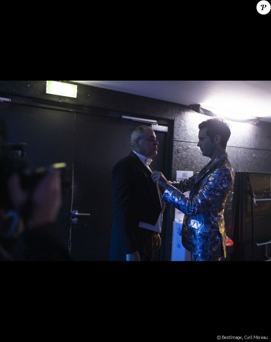 Exclusif - Le chef d'orchestre - Mika est en backstage après son deuxième concert à la Philharmonie de Paris le 24 octobre 2021. il arrange la veste du chef d'orchestre Simon Leclerc. © Cyril Moreau / Bestimage