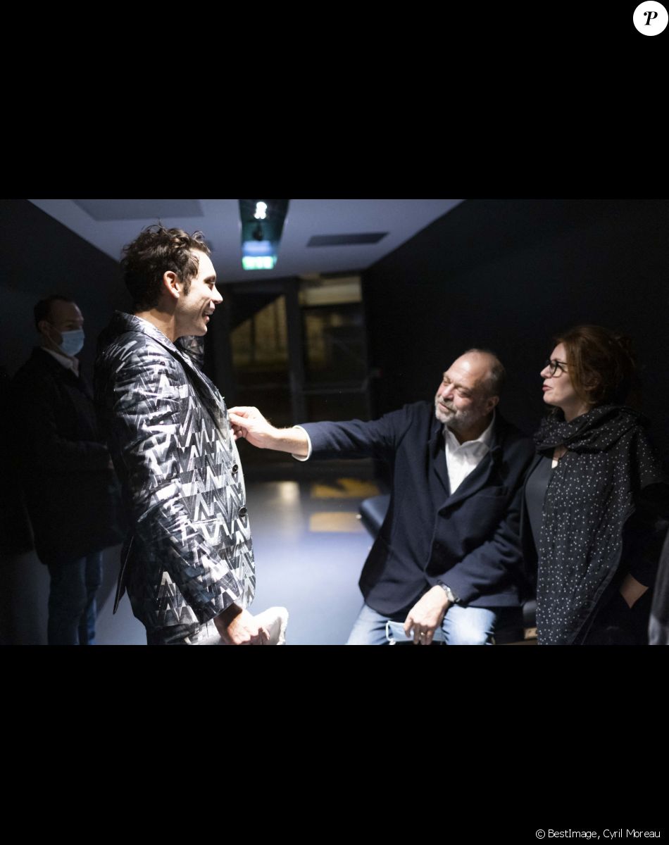 Exclusif - Eric Dupond-Moretti et sa compagne Isabelle Boulay - Mika est en backstage après son deuxième concert à la Philharmonie de Paris le 24 octobre 2021. © Cyril Moreau / Bestimage
