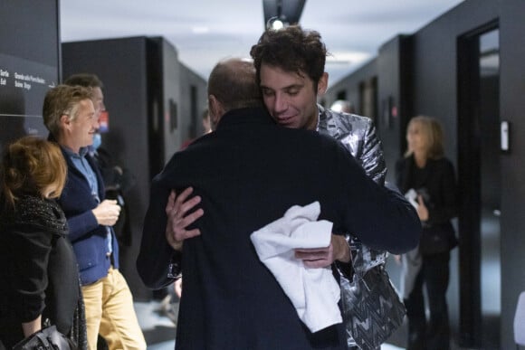 Exclusif - Eric Dupond-Moretti - Mika est en backstage après son deuxième concert à la Philharmonie de Paris le 24 octobre 2021. © Cyril Moreau / Bestimage 