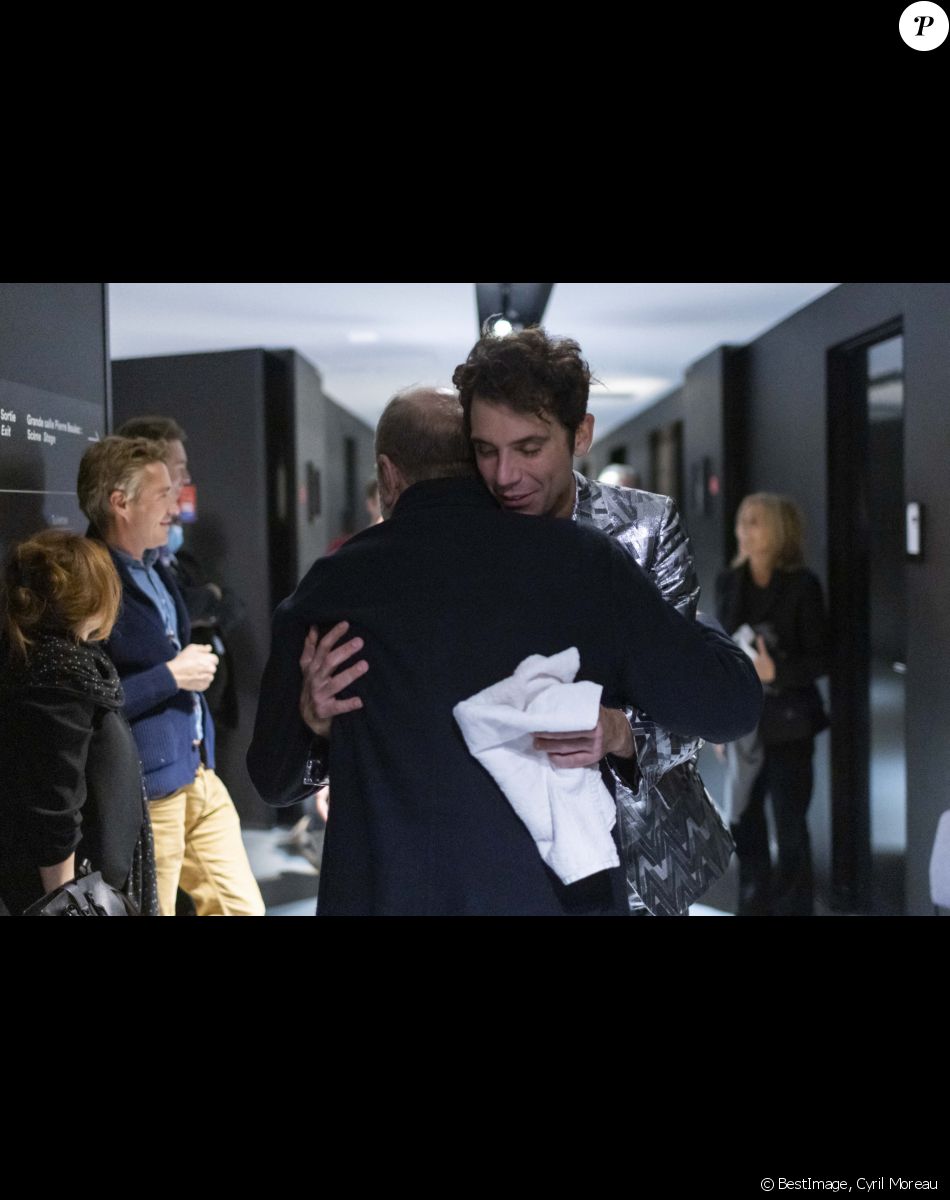 Exclusif - Eric Dupond-Moretti - Mika est en backstage après son deuxième concert à la Philharmonie de Paris le 24 octobre 2021. © Cyril Moreau / Bestimage