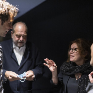 Exclusif - Eric Dupond-Moretti et sa compagne Isabelle Boulay - Mika est en backstage après son deuxième concert à la Philharmonie de Paris le 24 octobre 2021. © Cyril Moreau / Bestimage 