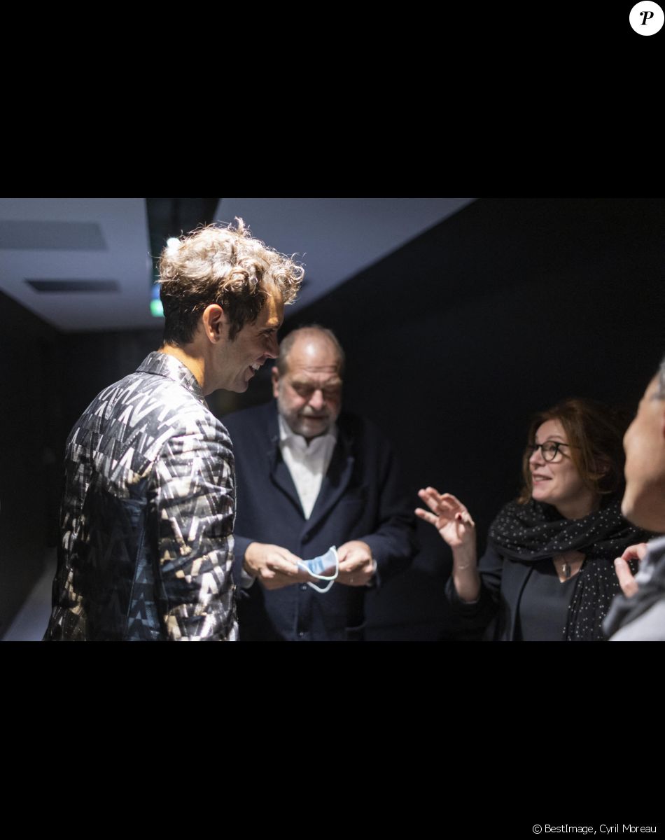 Exclusif - Eric Dupond-Moretti et sa compagne Isabelle Boulay - Mika est en backstage après son deuxième concert à la Philharmonie de Paris le 24 octobre 2021. © Cyril Moreau / Bestimage