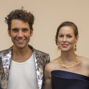 Exclusif - Le guitariste Thibaut Garcia, Mika, Ida Falk Winland, Max Taylor - Mika est en backstage après son deuxième concert à la Philharmonie de Paris le 24 octobre 2021. © Cyril Moreau / Bestimage 