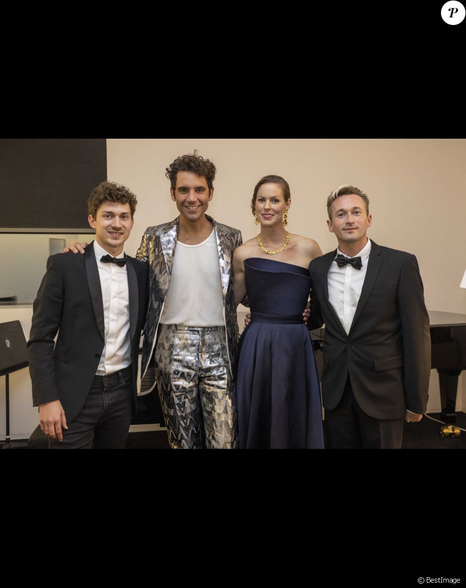 Exclusif - Le guitariste Thibaut Garcia, Mika, Ida Falk Winland, Max Taylor - Mika est en backstage après son deuxième concert à la Philharmonie de Paris le 24 octobre 2021. © Cyril Moreau / Bestimage