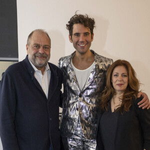 Exclusif - Eric Dupond-Moretti et sa compagne Isabelle Boulay - Mika est en backstage après son deuxième concert à la Philharmonie de Paris. © Cyril Moreau / Bestimage 