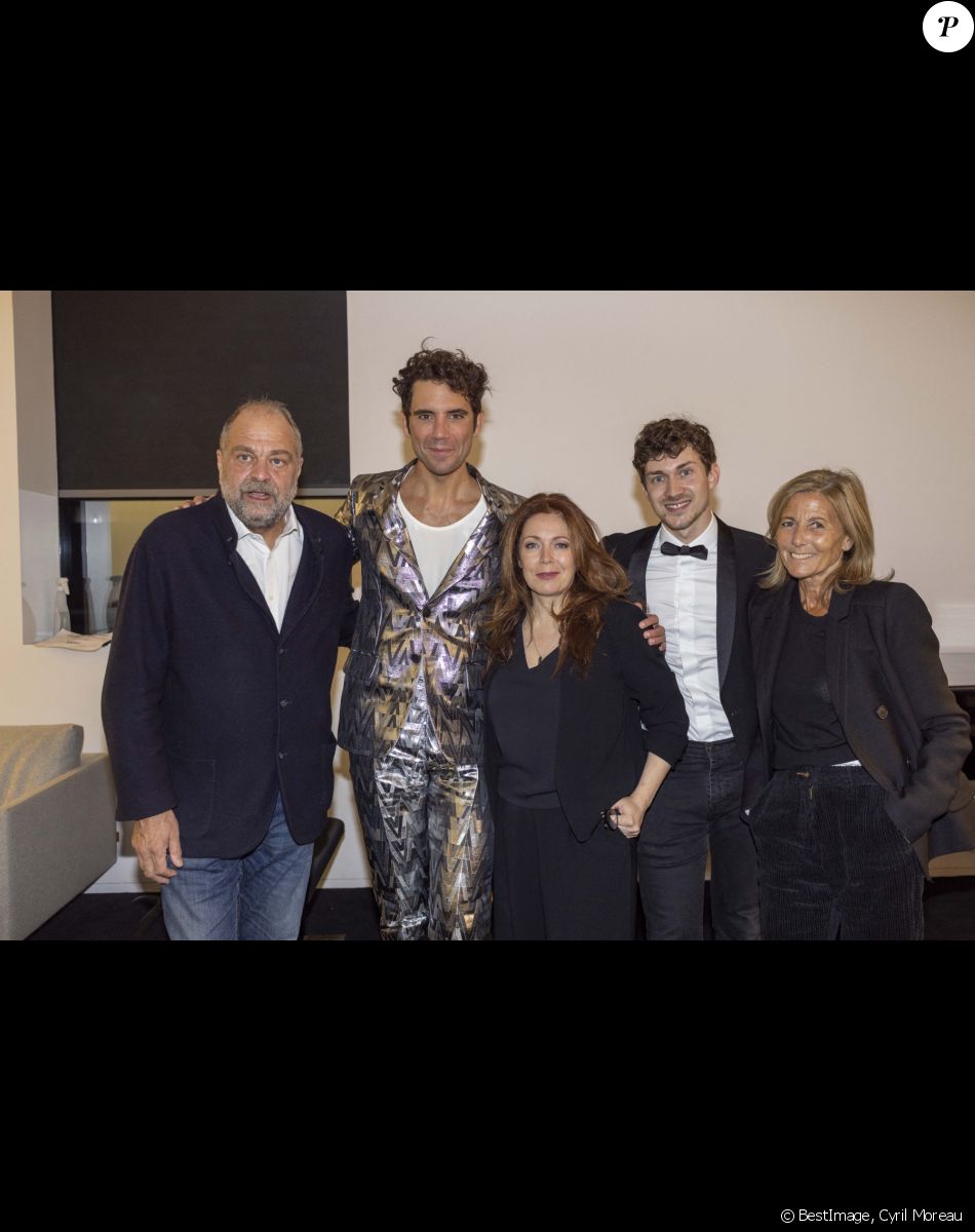 Exclusif - Eric Dupond-Moretti et sa compagne Isabelle Boulay, Le guitariste Thibaut Garcia, Claire Chazal - Mika est en backstage après son deuxième concert à la Philharmonie de Paris le 24 octobre 2021. © Cyril Moreau / Bestimage