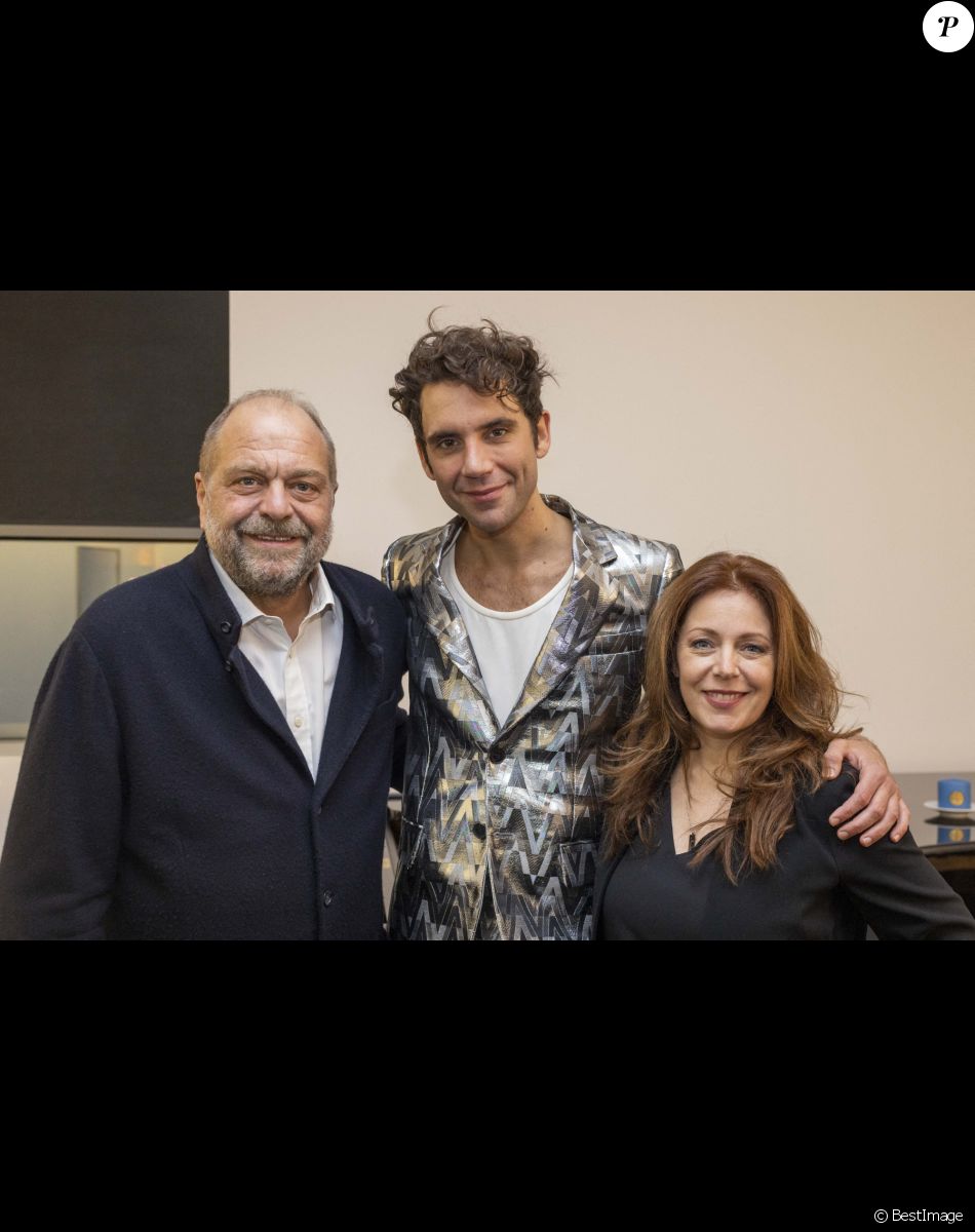 Exclusif - Eric Dupond-Moretti et sa compagne Isabelle Boulay - Mika est en backstage après son deuxième concert à la Philharmonie de Paris le 24 octobre 2021. © Cyril Moreau / Bestimage