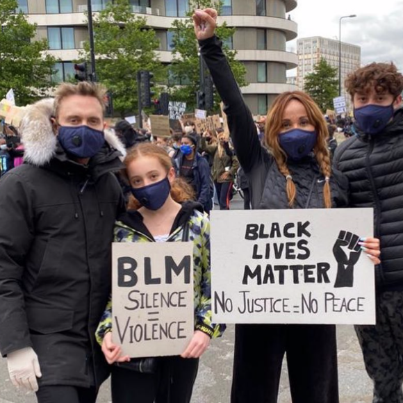 David et Cathy Guetta, et leurs enfants Elvis et Angie, manifestent à Londres contre le racisme et les violences policières. Juin 2020.