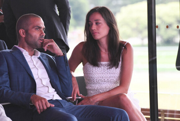 Tony Parker et sa compagne Alizé Lim - Tony Parker devient l'ambassadeur des courses hippiques en France et lance une série sur la chaine Equidia à l'Hippodrome ParisLongchamp le 17 juin 2021. © Coadic Guirec / Bestimage