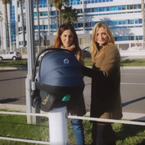 Fabienne Carat posant avec sa fille Céleste et sa soeur Carole à Nice, où elle a accouché.