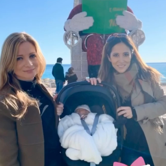 Fabienne Carat posant avec sa fille Céleste et sa soeur Carole à Nice, où elle a accouché.
