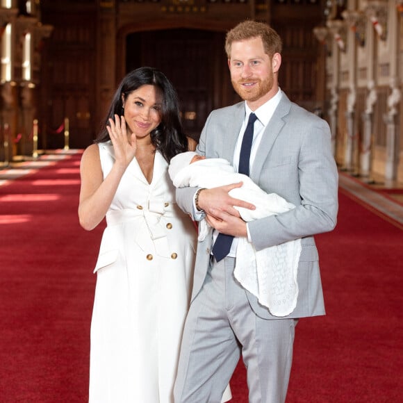 Le prince Harry et Meghan Markle, duc et duchesse de Sussex, présentent leur fils Archie Harrison Mountbatten-Windsor dans le hall St George au château de Windsor le 8 mai 2019.  8 May 2019. The Duke and Duchess of Sussex with their baby son, who was born on Monday morning, during a photocall in St George's Hall at Windsor Castle in Berkshire.