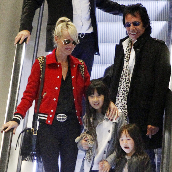 Johnny Hallyday, sa femme Laeticia, leurs filles Jade et Joy, accompagnés de leur chien, de la grand-mère de Laeticia, Elyette, et de Robin Le Mesurier, arrivent à l'aéroport de Roissy à Paris. Le chanteur revient en France pour faire la promotion de son nouvel album, mais aussi pour monter sur scène pour son concert avec les vieilles canailles en novembre. Le 15 octobre 2014