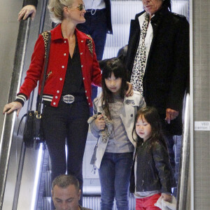 Johnny Hallyday, sa femme Laeticia, leurs filles Jade et Joy, accompagnés de leur chien, de la grand-mère de Laeticia, Elyette, et de Robin Le Mesurier, arrivent à l'aéroport de Roissy à Paris. Le chanteur revient en France pour faire la promotion de son nouvel album, mais aussi pour monter sur scène pour son concert avec les vieilles canailles en novembre. Le 15 octobre 2014