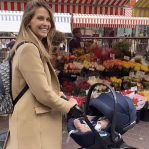 Ophélie Meunier et sa fille Valentine se promènent à Cours Saleya, à Nice. Le 26 novembre 2021.