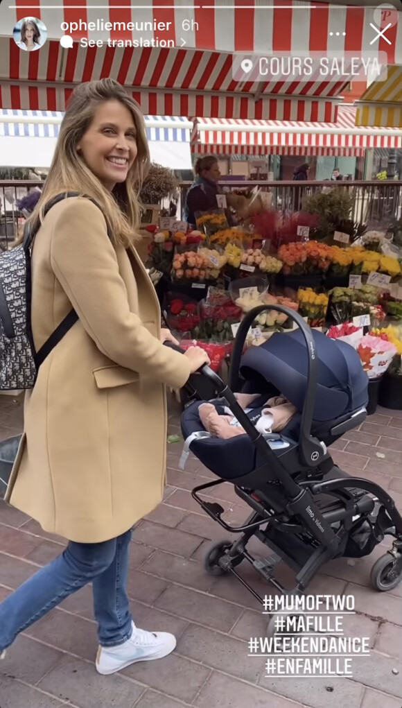 Ophélie Meunier et sa fille Valentine se promènent à Cours Saleya, à Nice. Le 26 novembre 2021.