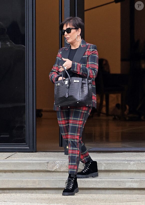 Exclusif - Kris Jenner et son compagnon Corey Gamble font du shopping à Los Angeles, le 13 décembre 2021.