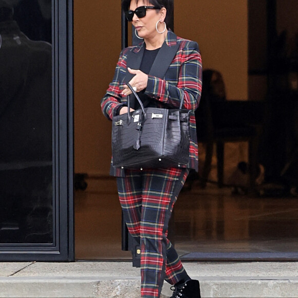 Exclusif - Kris Jenner et son compagnon Corey Gamble font du shopping à Los Angeles, le 13 décembre 2021.
