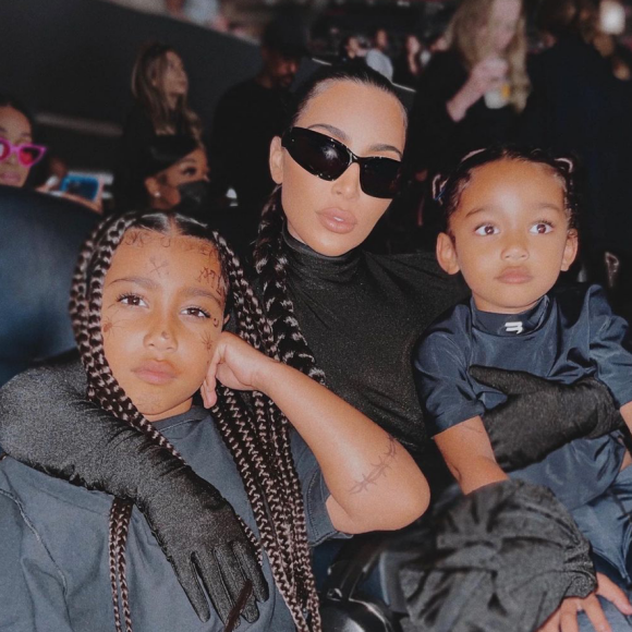Kim Kardashian et ses filles North et Chicago. Août 2021.