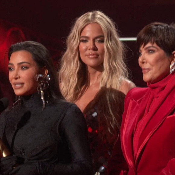 Kim Kardashian, Khloe Kardashian et Kris Jenner sur la scène des "People's Choice Awards" à Los Angeles.