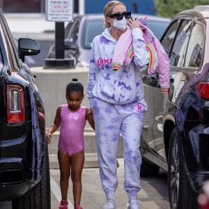 Exclusif - Khloe Kardashian emmène sa fille True à son cours de gym à Los Angeles, le 29 novembre 2021.
