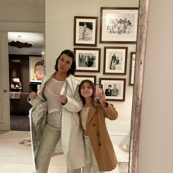 Kourtney Kardashian et sa fille Penelope. Instagram. Le 24 décembre 2021.