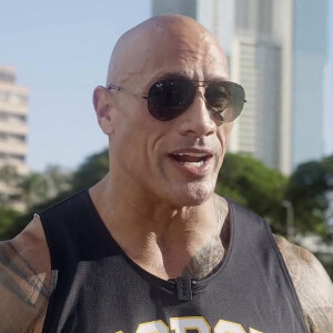 Dwayne Johnson est de retour dans son ancien lycée à Hawaï, en préambule de la série retraçant sa vie, "Young Rock" diffusée sur NBC.