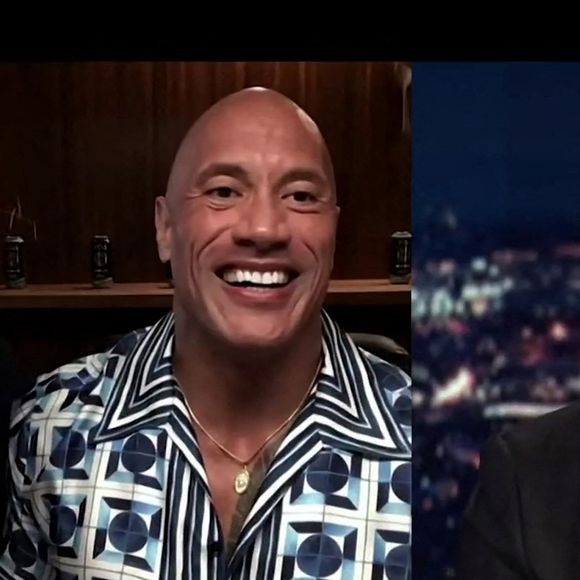 Dwayne Johnson chante en duo au ukulélé avec sa mère en visioconférence dans l'émission de Jimmy Fallon, "The Tonight Show", le 11 février 2021.