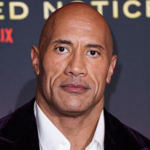 Dwayne Johnson à la première du film "Red Notice" à Los Angeles.