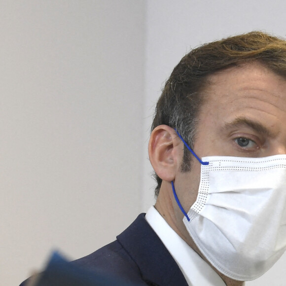 Le président de la République française, Emmanuel Macron lors d'une visioconférence spéciale du conseil des ministres depuis la résidence de vacances présidentielles du Fort de Bregancon à Bormes-les-Mimosas, France, le 27 décembre 2021, pour discuter du nouveau projet de loi du "pass vaccinal" et de nouvelles mesures pour freiner la propagation de la variante Omicron. © Nicolas Tucat/Pool/Bestimage 
