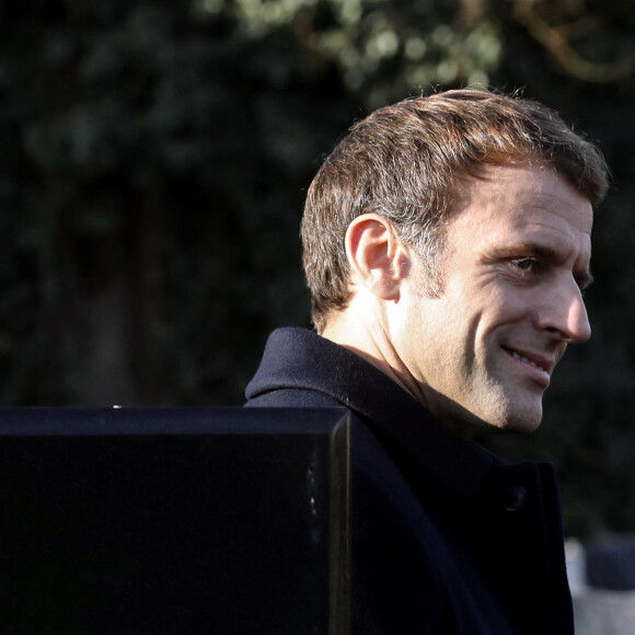 Le président de la République française, Emmanuel Macron se rend au Cimetière juif de Kozma Utca, et se recueille sur la tombe de la philosophe Agnès Heller, à Budapest, Hongrie, le 13 décembre 2021. © Stéphane Lemouton/Bestimage 