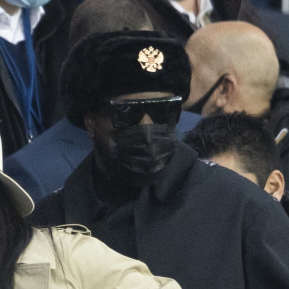 Gims et sa femme Demdem - People au match de Ligue 1 Uber Eats "PSG contre Monaco (2-0)" au Parc des Princes à Paris le 12 décembre 2021. © Cyril Moreau/Bestimage 