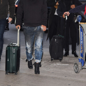 Exclusif - Halle Berry et son compagnon Van Hunt à l'aéroport JFK de New York City, New York, Etats-Unis, le 24 novembre 2021.