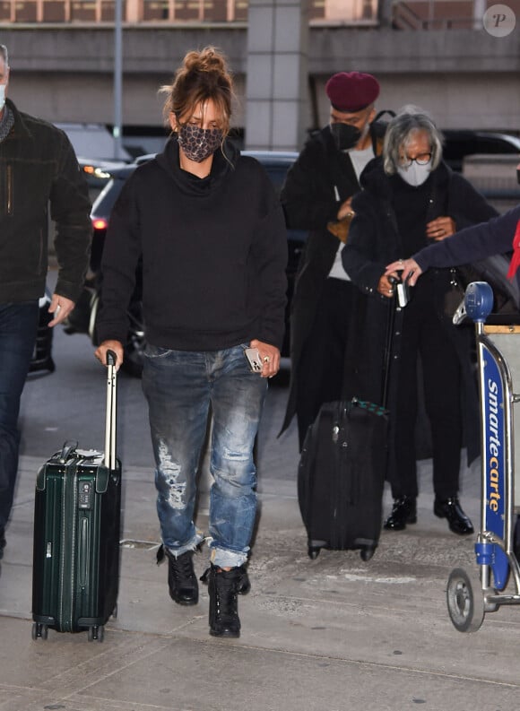Exclusif - Halle Berry et son compagnon Van Hunt à l'aéroport JFK de New York City, New York, Etats-Unis, le 24 novembre 2021.