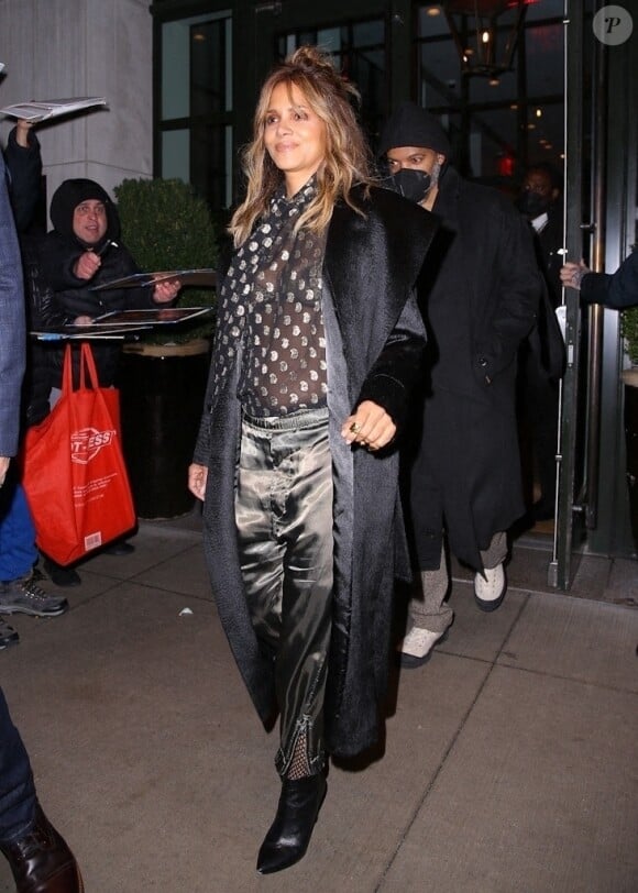 Halle Berry quitte son hôtel à New York le 22 novembre 2021.