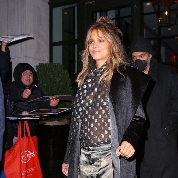 Halle Berry quitte son hôtel à New York le 22 novembre 2021.