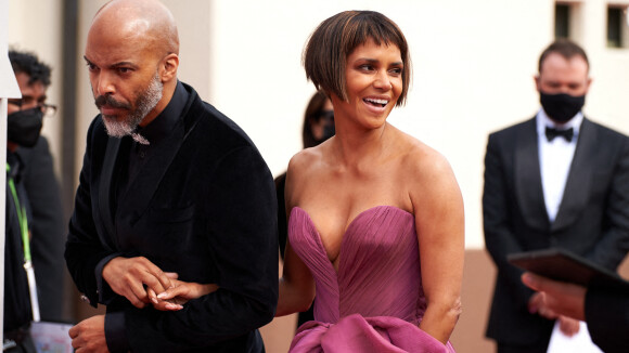 Halle Berry remariée pour la nouvelle année ? Sa dernière photo de couple fait grand bruit !