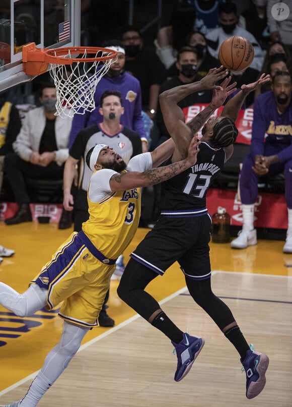 Tristan Thompson (maillot noir) et Anthony Davis (maillot jaune) lors du match de NBA Los Angeles Lakers - Sacramento Kings. Los Angeles, le 26 novembre 2021.