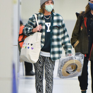 Exclusif - Emma Watson arrive à l'aéroport JFK de New York City, le 29 décembre 2021.