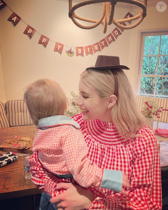 Emma Roberts et son fils Rhodes sur Instagram. Le 30 décembre 2021.